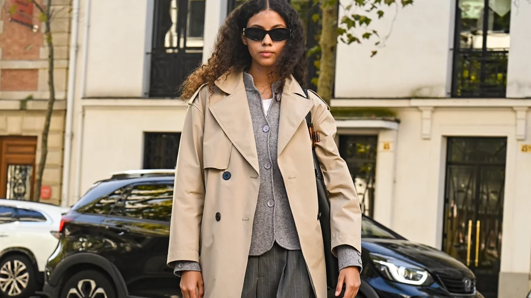 Το κρουαζέ παλτό από τις εκπτώσεις της Stradivarius που θα απογειώσει τα χειμερινά σου look