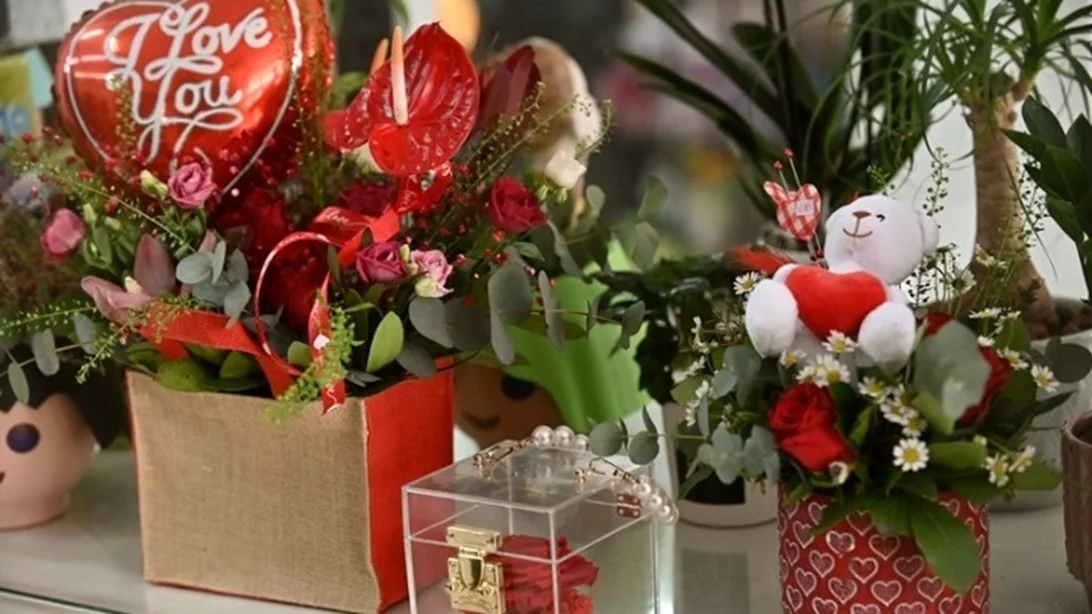 Λιανεμπόριο, εστίαση και τουρισμός στη "μάχη" της πιο ερωτικής γιορτής του χρόνου