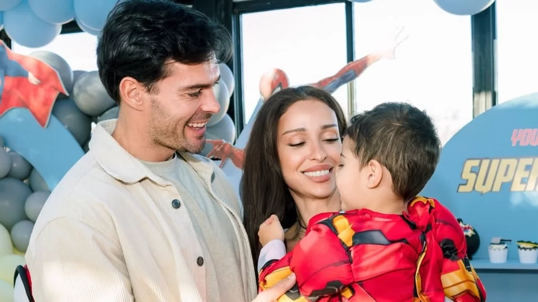 Ελένη Φουρέιρα & Αλμπέρτο Μποτία | Αγκαλιά με τον "super ήρωα" γιο τους στο πάρτι γενεθλίων του