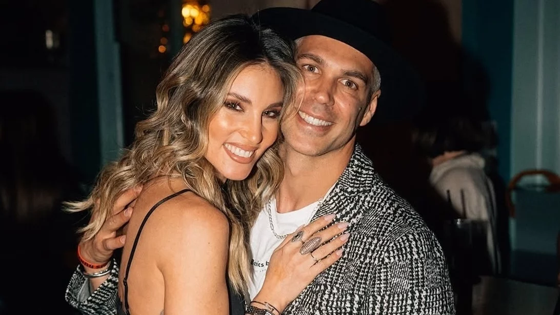 Full in love στο Παρίσι | Το παθιασμένο φιλί της Αθηνάς Οικονομάκου με τον Μπρούνο Τσερέλα