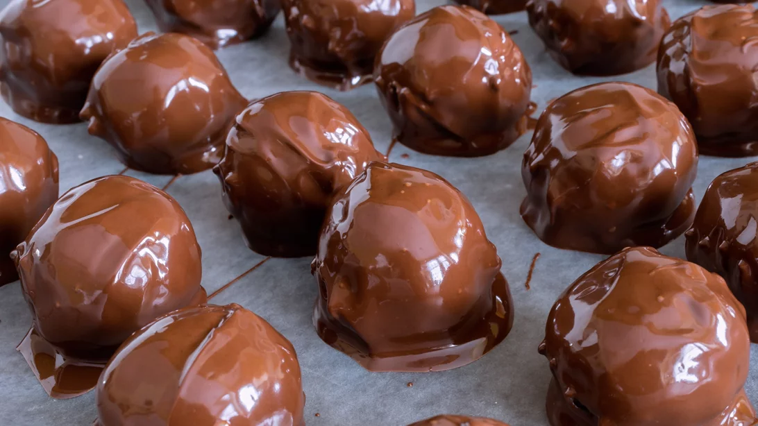 Σοκολατένια τρουφάκια του ονείρου με 4 μόνο υλικά | Η συνταγή που θα λατρέψεις