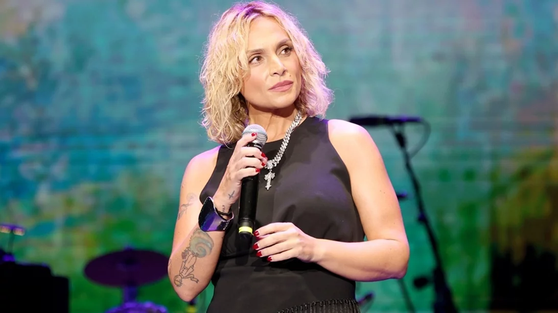 Ελεωνόρα Ζουγανέλη | Ξυπόλητη πλάι στο κύμα - Η διαφορετική ανάρτηση στα social media