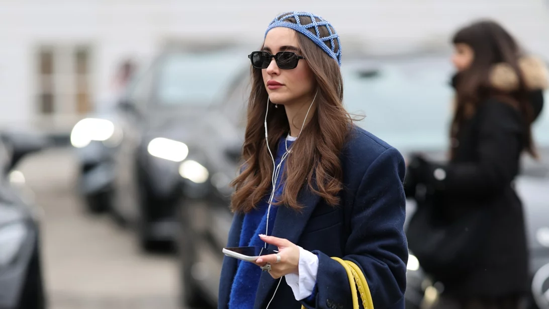 Από τη Μαδρίτη έως το Παρίσι, αυτό είναι το viral μαντήλι που φορούν όλες οι fashionistas