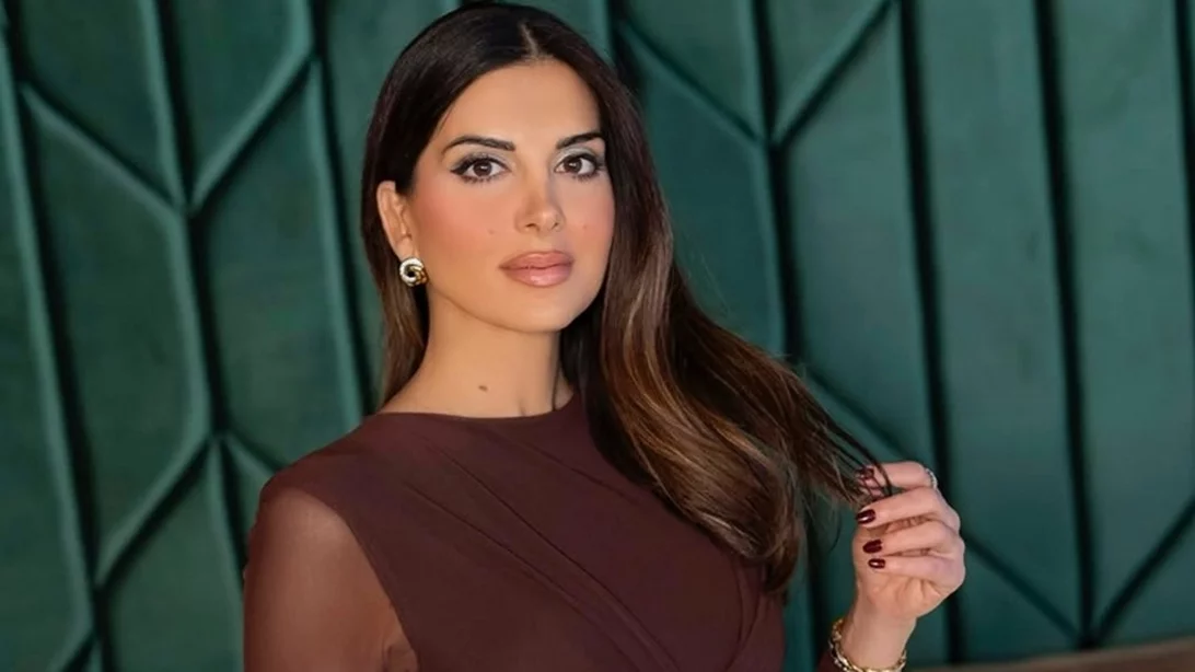 Το χυτό πουκάμισο της Σταματίνας Τσιμτσιλή από τη Massimo Dutti είναι ιδανικό για τα office looks σου