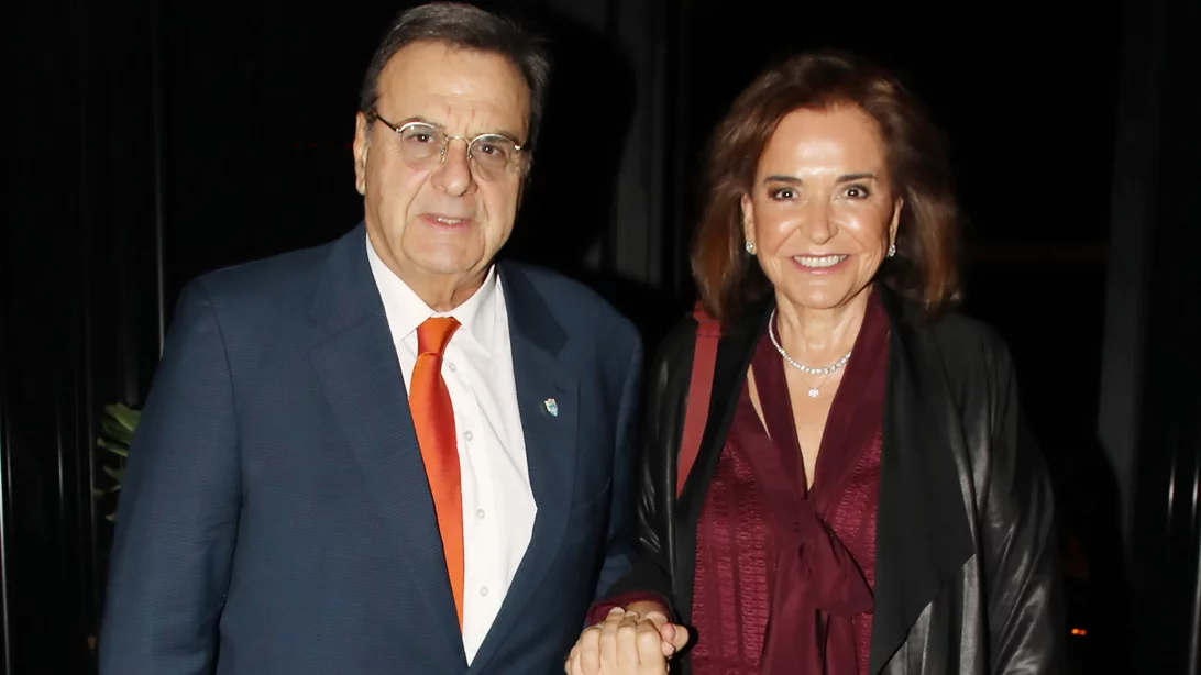 Nτόρα Μπακογιάννη | Σπάνια κοσμική εμφάνιση με τον Ισίδωρο Κούβελο σε νυχτερινό κέντρο