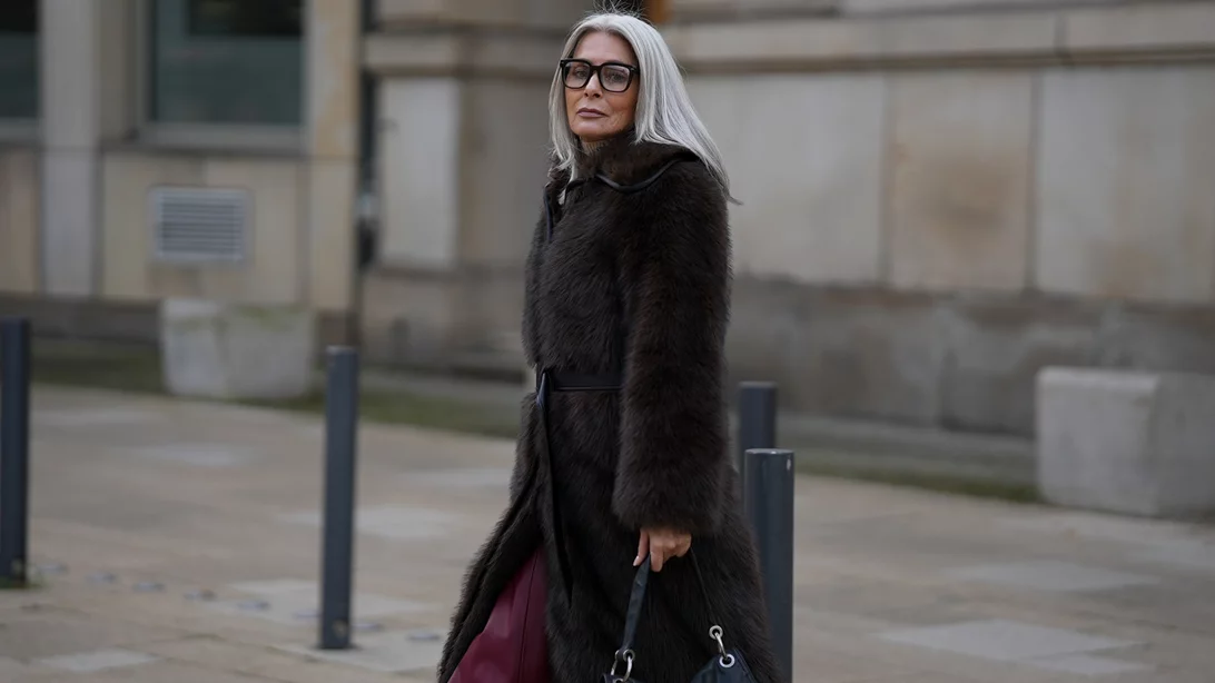 Cozy & Chic | 5 γιορτινά outfits για γυναίκες άνω των 50 που συνδυάζουν άνεση και κομψότητα