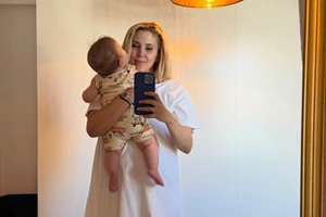 Φωτεινή Πετρογιάννη – Μιχάλης Ρουμπής | Οι τρυφερές φωτογραφίες από τη βάπτιση του γιου τους στην Τήνο - εικόνα 2