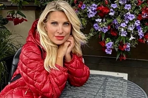 Στα λευκά η εγκυμονούσα Ελένη Μενεγάκη | Η εμφάνιση που είχε ξεχωρίσει πριν από 10 χρόνια