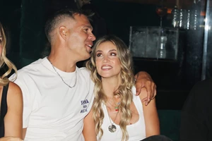 Σιέννα Μιχοπούλου | Σαν νεράιδα με φλοράλ φόρεμα η κόρης της Αθηνάς Οικονομάκου