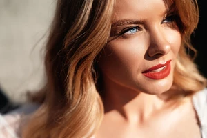 Μέχρι 12 ευρώ | Τα οικονομικά concealers που θα εξαφανίσουν μαύρους κύκλους και ατέλειες