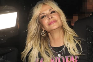 Το chic ανδρόγυνο look της Άννας Βίσση και το εντυπωσιακό δαντελένιο πέπλο της Δήμητρας Κούστα στο Κάπρι - εικόνα 2