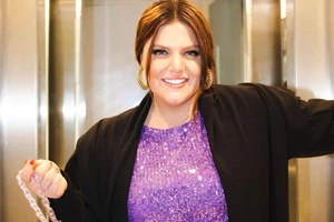 Η Ελένη Μενεγάκη φόρεσε το καφέ δερμάτινο παντελόνι με τον αγαπημένο τρόπο των fashionistas