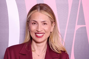 Μαρία Ηλιάκη | Με leather φούστα και frilled denim πουκάμισο στον πιο στιλάτο συνδυασμό