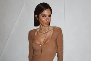 Σοφία Καρβέλα | Το μοντέρνο μα και chic look που δημιούργησε με κλασικό παλτό και αθλητική φόρμα