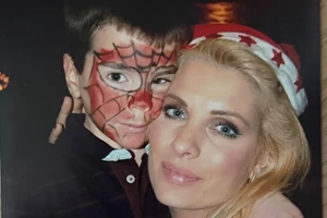 Η Ελένη Μενεγάκη αγκαλιά με τον ναύτη γιο της | Οι φωτογραφίες με τον Γιάννη Λάτσιο και τον Μάκη Παντζόπουλο - εικόνα 4