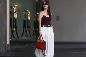 A-line φούστα και cropped top | Ο διαχρονικός συνδυασμός στο σύνολο της Ευγενίας Σαμαρά αξίζει μια θέση στο προσωπικό σου στιλ - εικόνα 2