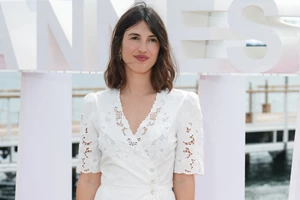 Τι φορούν οι Γαλλίδες fashionistas στην παραλία; | Τα πιο κομψά beach looks για να εμπνευστείς