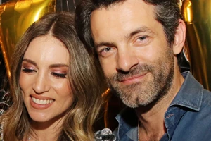 Η Αθηνά Οικονομάκου στο κρεβάτι σβήνει τα κεράκια στην τούρτα της