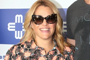 Τζένη Μπότση | Διακοπές στην Ικαρία με την κόρη της - Η φωτογραφία με την κατάξανθη Αλίκη