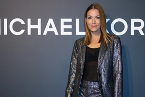 Έβελυν Καζαντζόγλου | Βόλτα στο κέντρο της Αθήνας με μοδάτο παντελόνι