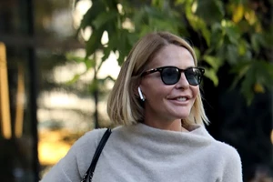 Τζένη Μπαλατσινού | Βόλτα με τον 4χρονο γιο της ανήμερα της επετείου της 28ης Οκτωβρίου