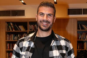 Ο Άκης Πετρετζίκης έγινε 42 και το γιόρτασε με ένα απολαυστικό challenge