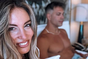 Ξεκίνησαν οι βουτιές για τη Σιέννα Μιχοπούλου | Με την Αθηνά Οικονομάκου στην πισίνα - εικόνα 2