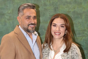 Στον γάμο της Βάσως Λασκαράκη και του Λευτέρη Σουλτάτου | Η λευκή τριώροφη τούρτα του ονείρου που επέλεξαν