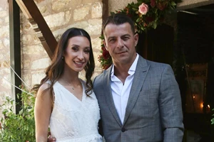 Κούκλα με το φραουλένιο της μαγιό | Η κόρη του Γιώργου Αγγελόπουλου ξεκίνησε τις βουτιές της