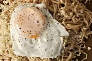 Η χωριάτικη μακαρονάδα του καλοκαιριού | Με φέτα, ντοματίνια και ελιές, έτοιμη σε λίγα λεπτά