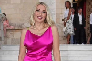 Λίγο καλοκαίρι ακόμη | Η Κωνσταντίνα Σπυροπούλου με τους γιους της στη θάλασσα - εικόνα 2