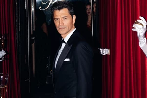 Κατερίνα Παπουτσάκη | Με cold-shoulder maxi φόρεμα σου δείχνει πώς να ντυθείς κομψά σε μια glamorous περίσταση