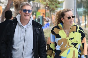 Μαριέττα Χρουσαλά | Χαλαρή βόλτα στην Αθήνα με το παντελόνι που λατρεύουν όλα τα fashion girls