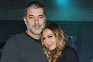 Δέσποινα Βανδή | Με εκδρομικό look στο αεροδρόμιο μετά το ταξίδι στη Ρώμη με τον Βασίλη Μπισμπίκη