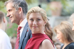 Ο Παύλος Μπακογιάννης αποφοίτησε από το Κολλέγιο Αθηνών | Στο πλευρό του ο πατέρας του, Κώστας Μπακογιάννης με τη Σία Κοσιώνη - εικόνα 3