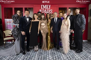 Ashley Park | Η πρωταγωνίστρια της σειράς "Emily in Paris" εντυπωσίασε φορώντας ελληνικό brand - εικόνα 5