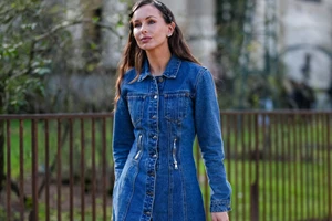 Αυτό το μαύρο midi φόρεμα είναι το πιο κομψό staple που χρειάζεσαι στη συλλογή σου