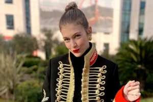 Το μίνιμαλ υπνοδωμάτιο της Κλέλιας Ανδριολάτου |Το εξαιρετικά οικονομικό φωτιστικό που θα λατρέψεις