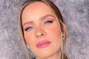 Ροζ πούδρα | Το μυστικό που δίνει φως κάτω από τα μάτια