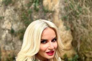 Για τη Μαρία Μπεκατώρου είναι ακόμα καλοκαίρι | Η φωτογραφία με κομψό ολόσωμο μαγιό στην παραλία