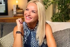 Μαρία Μπεκατώρου | Θέα μες στο πράσινο από την εντυπωσιακή πισίνα του ξενοδοχείου της στη Μεσσηνία - εικόνα 3