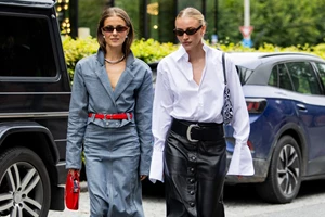 Το καφέ φόρεμα που θα βρεις με έκπτωση στη Zara | Θα το φορέσεις τώρα αλλά και την άνοιξη - εικόνα 2