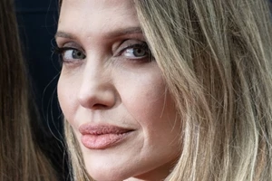 Η Angelina Jolie μάς δείχνει την ουλή της μαστεκτομής της σε ένα από τα πιο συγκλονιστικά εξώφυλλα της χρονιάς - εικόνα 2