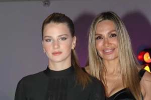 Μελαχρινές με πράσινα μάτια | Η Ελένη Πετρουλάκη σε έξοδο με τις 17χρονες δίδυμες κόρες της