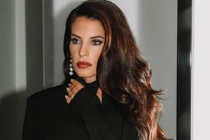 Η Χριστίνα Μπόμπα φόρεσε το πιο κομψό φόρεμα με παγιέτες για εσένα που αγαπάς τη λάμψη