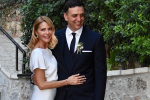 Τζένη Μπαλατσινού | Στο πλευρό του Βασίλη Κικίλια και του γιού τους στον αγιασμό των υδάτων