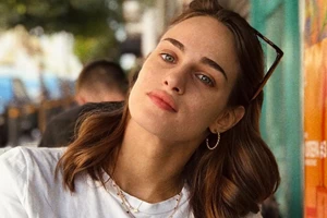 Μαρία Ηλιάκη | Το ολόλευκο σαλόνι της με το εντυπωσιακό τραπεζάκι