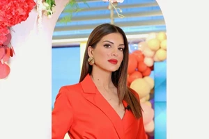 Η Χριστίνα Μπόμπα δείχνει τον πιο κοριτσίστικο τρόπο για να φορέσεις τις φούτερ μπλούζες