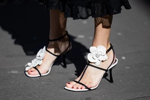 Αυτά τα καφέ πέδιλα με πλεκτή πλατφόρμα κοστίζουν μόλις 35,95 ευρώ και θα ορίσουν τα θερινά σου looks - εικόνα 2