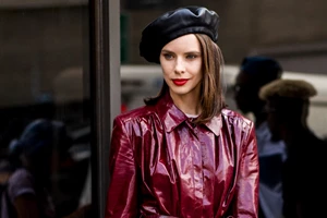 5 looks της Bella Hadid που θα σε κάνουν να αγαπήσεις τις Y2K τάσεις της μόδας